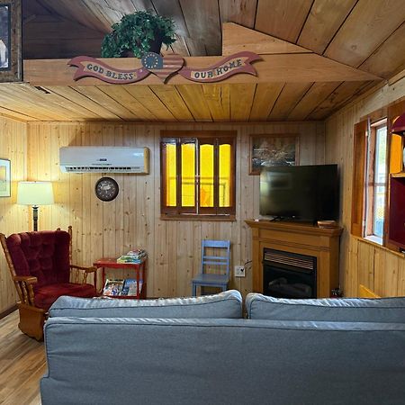 Cozy Cabin Walking Distance To Parkway! Pigeon Forge Εξωτερικό φωτογραφία